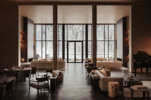 Aman Rosa Alpina – elegante Eingangshalle mit Lounge und großen Fensterfronten | nova-reisen