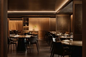 Aman Rosa Alpina Enju – Restaurant mit Barbereich, dunklem Interieur und Ambientelicht | nova-reisen