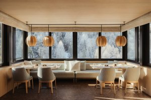 Aman Rosa Alpina The Heritage Room – Restaurant mit Panoramafenstern und gemütlicher Bestuhlung | nova-reisen