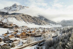 Aman Rosa Alpina – Außenansicht des Hotels im Winter in den Dolomiten | nova-reisen