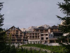 Aman Rosa Alpina – Außenansicht des Hotels in den Dolomiten bei Tageslicht | nova-reisen