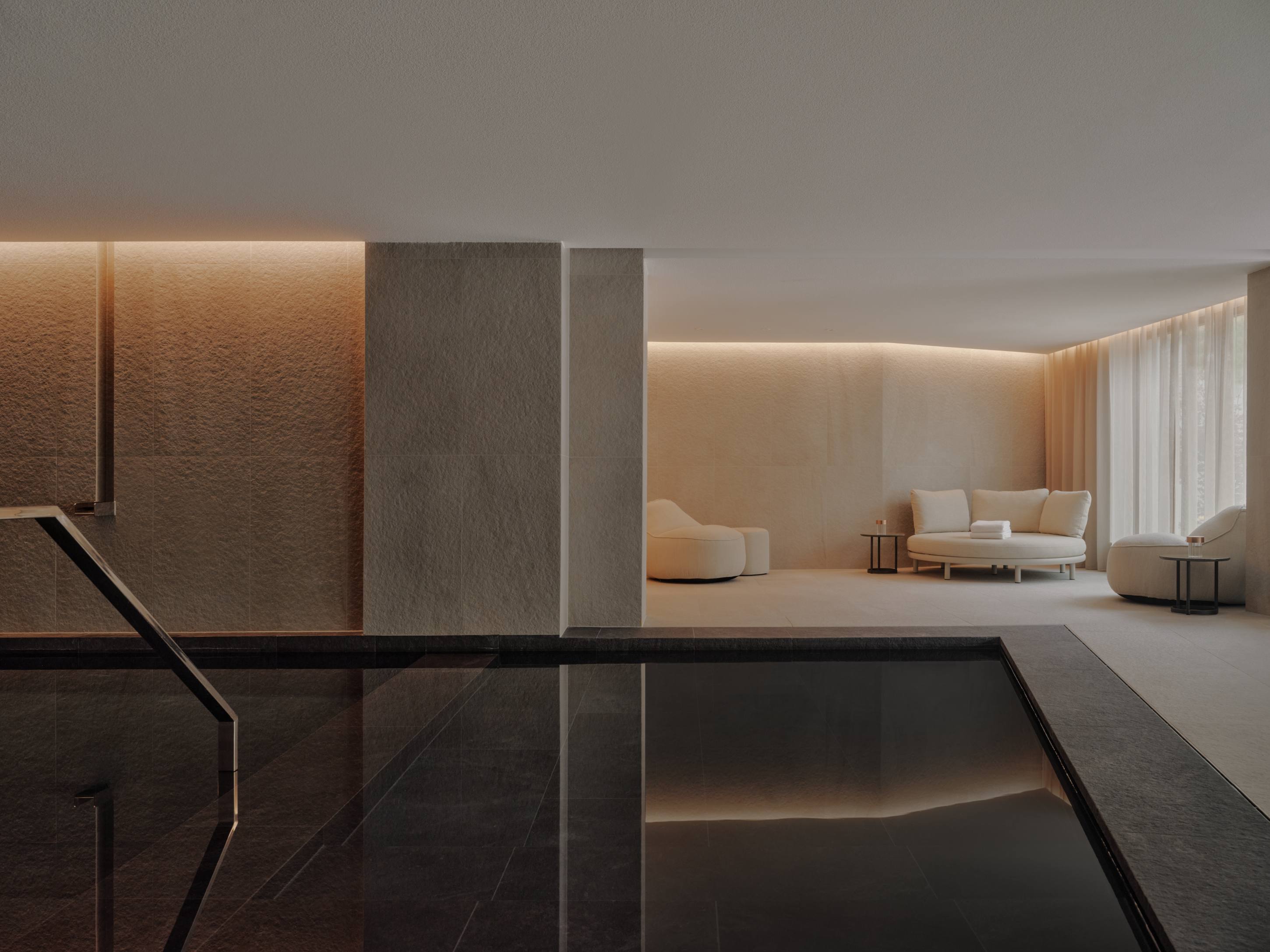 Aman Rosa Alpina Spa &ndash; Indoor Pool mit ruhiger Wellness-Atmosph&auml;re und warmem Licht | nova-reisen