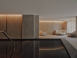Aman Rosa Alpina Spa – Indoor Pool mit ruhiger Wellness-Atmosphäre und warmem Licht | nova-reisen