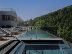 Aman Rosa Alpina Spa – Outdoor Pool mit Bergblick, Sonnendeck und Waldpanorama | nova-reisen