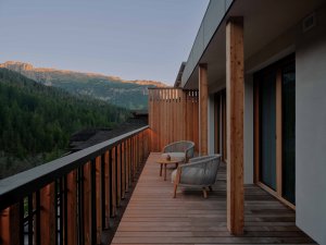 Aman Rosa Alpina Premier Suite – Balkon mit Sitzbereich und Blick auf die Dolomiten | nova-reisen