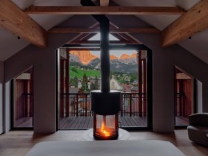 Aman Rosa Alpina Premier Suite – Suite mit Kamin, Holzdecke und Bergblick | nova-reisen