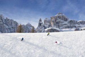 Rosa Alpina Dolomiten Winter – Skifahrer in verschneiter Berglandschaft mit Gipfelpanorama | nova-reisen