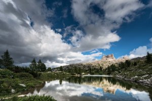 Rosa Alpina Dolomiten – Bergsee mit Spiegelung, Wolkenhimmel und alpiner Landschaft | nova-reisen