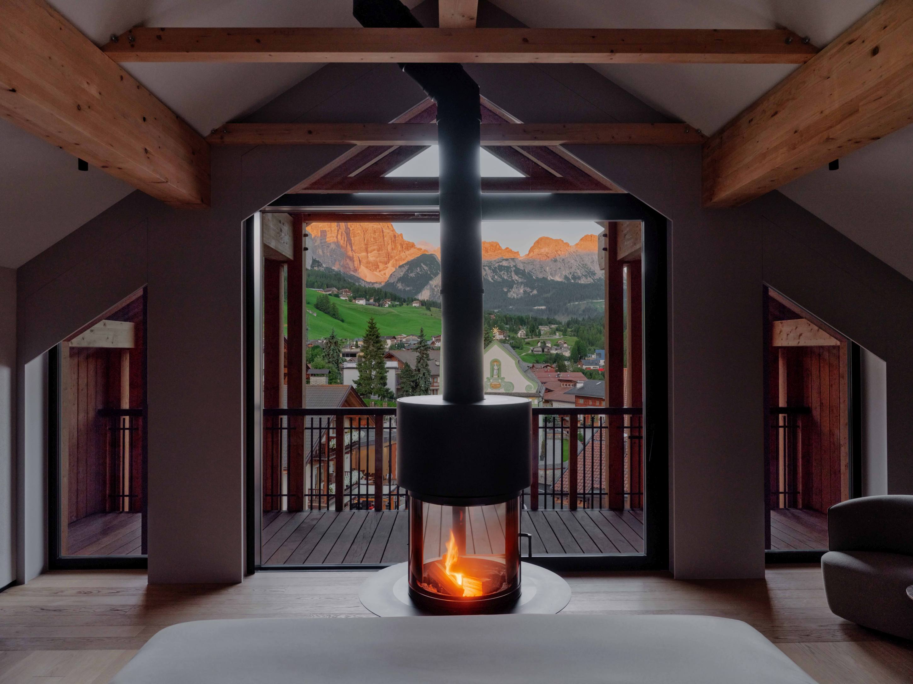 Aman Rosa Alpina Premier Suite – Suite mit Kamin, Holzdecke und Bergblick | nova-reisen