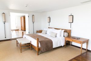 Aman Sveti Stefan Montenegro – Adriatic Suite Master Bedroom, helles Luxus-Schlafzimmer | nova-reisen