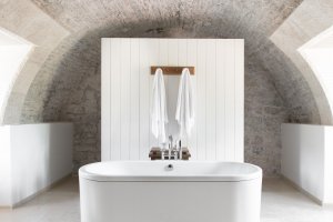 Aman Sveti Stefan Montenegro – Deluxe Cottage Badezimmer, Naturstein, freistehende Wanne | nova-reisen