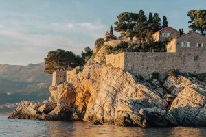 Aman Sveti Stefan Montenegro – Insel Sveti Stefan, Küstenfelsen und Adria-Panorama | nova-reisen