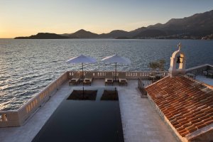 Aman Sveti Stefan Montenegro – Signature Pool, Infinity-Pool am Meer bei Sonnenuntergang | nova-reisen