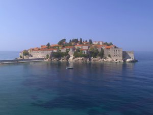 Aman Sveti Stefan Montenegro – Sveti Stefan Island, Inselansicht im ruhigen Meer | nova-reisen