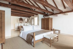 Aman Sveti Stefan Montenegro – Three-Bedroom Cottage Master Bedroom, warme Holzdecke | nova-reisen