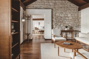 Aman Sveti Stefan Montenegro – Two-Bedroom Suite Living Room, Naturstein, eleganter Wohnbereich | nova-reisen