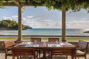 Aman Sveti Stefan Montenegro – Villa Miločer Loggia Terrace, gedeckter Tisch mit Meerblick | nova-reisen