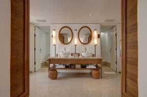 Aman Sveti Stefan – Spa-Bereich, Doppelwaschtisch, große Rundspiegel, warmes Ambiente | nova-reisen