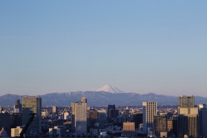 Blick über Tokyo bei wolkenlosem Himmel auf den Berg Fuji in der Ferne - nova reisen
