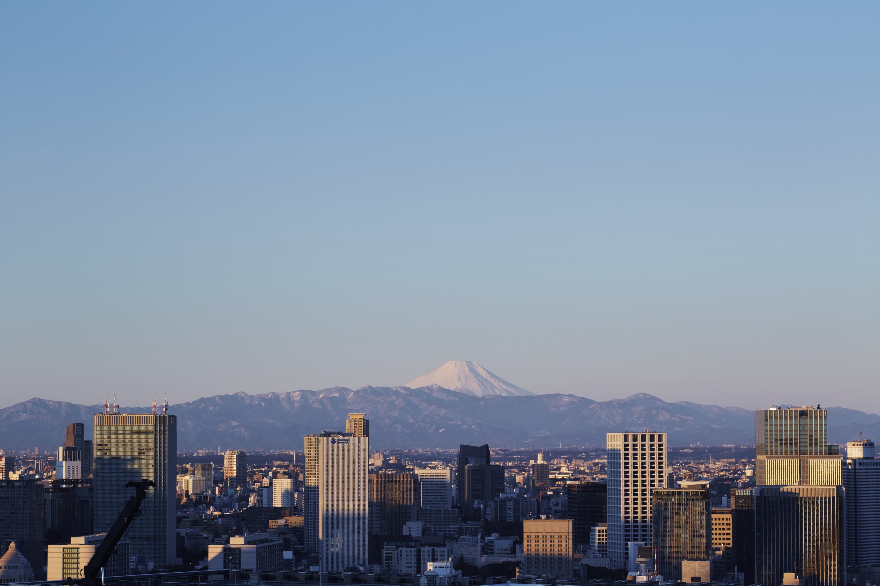 Blick über Tokyo bei wolkenlosem Himmel auf den Berg Fuji in der Ferne - nova reisen