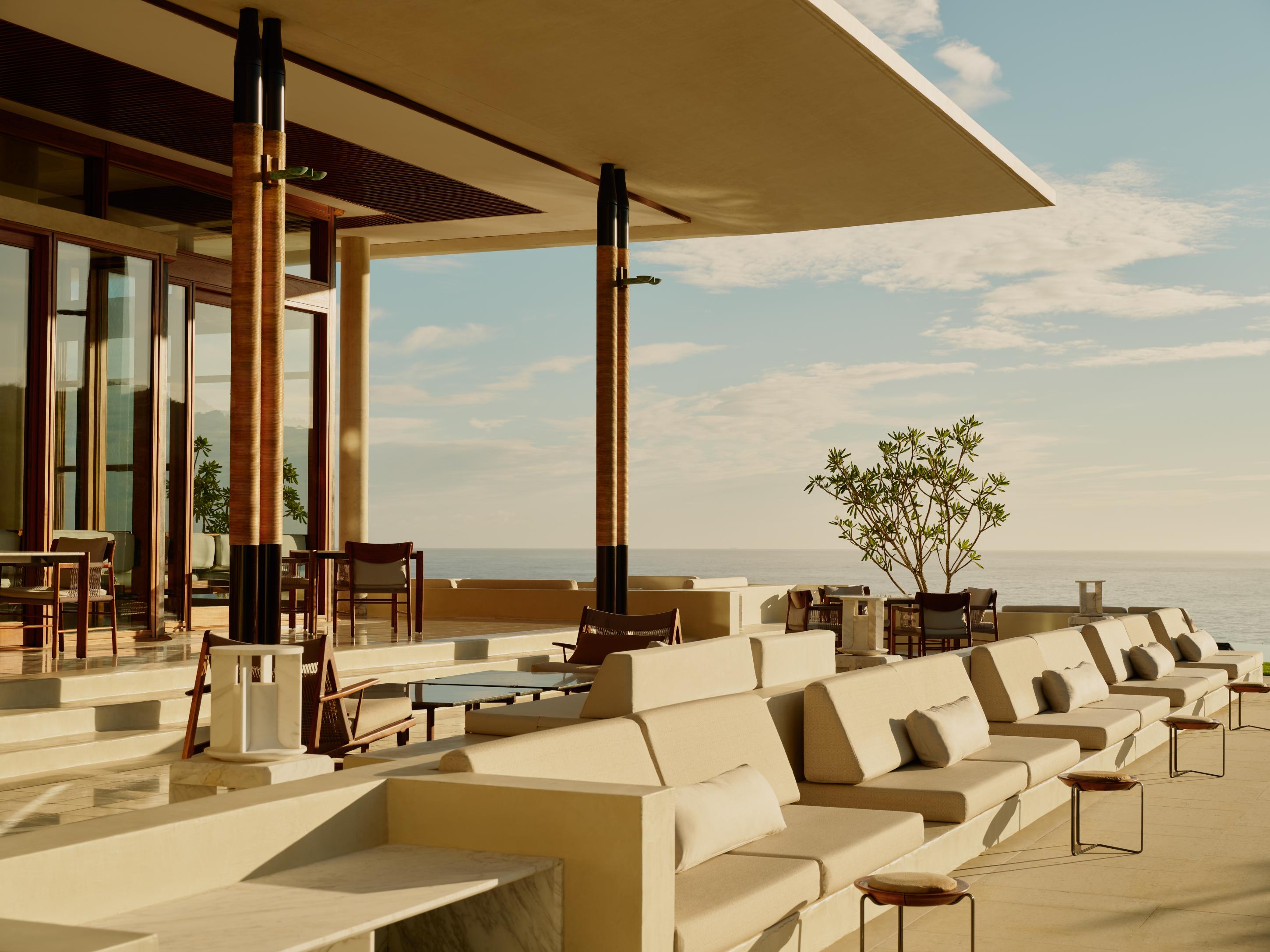 Amanera Dominikanische Republik Casa Grand Terrace – große Terrasse mit Sonnenliegen und weitem Blick Richtung Bucht | nova-reisen