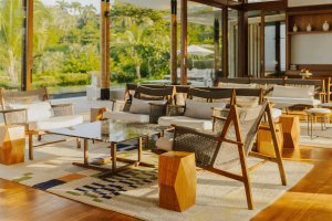 Amanera Dominikanische Republik Bay View Casa – Two-Bedroom Wohnbereich mit Sitzlandschaft, Naturmaterialien und offenen Fensterfronten | nova-reisen