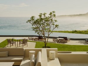 Amanera Dominikanische Republik Pool – Poolbereich mit Lounge-Möbeln und freiem Blick auf Meer und Horizont | nova-reisen