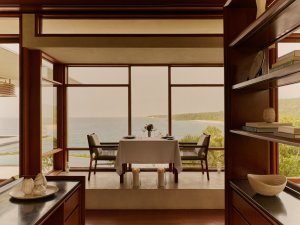 Amanera Dominikanische Republik Library Private Dining – privater Tisch im ruhigen Raum mit großer Glasfront und Meerblick | nova-reisen