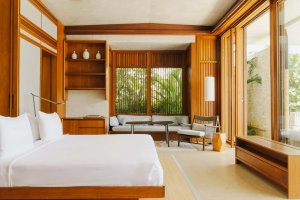 Amanera Dominikanische Republik Bay View Casa – Two-Bedroom Schlafzimmer mit Holzdesign, Tageslicht und Blick ins Grün | nova-reisen