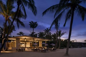 Amanera Dominikanische Republik Beach Club – Außenbereich bei Nacht mit Beleuchtung, Palmen und Lounge-Atmosphäre | nova-reisen