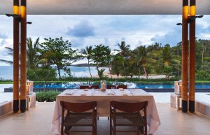 Amanera Dominikanische Republik Casa Dining – gedeckter Esstisch im offenen Pavilion mit Ausblick auf tropisches Grün | nova-reisen