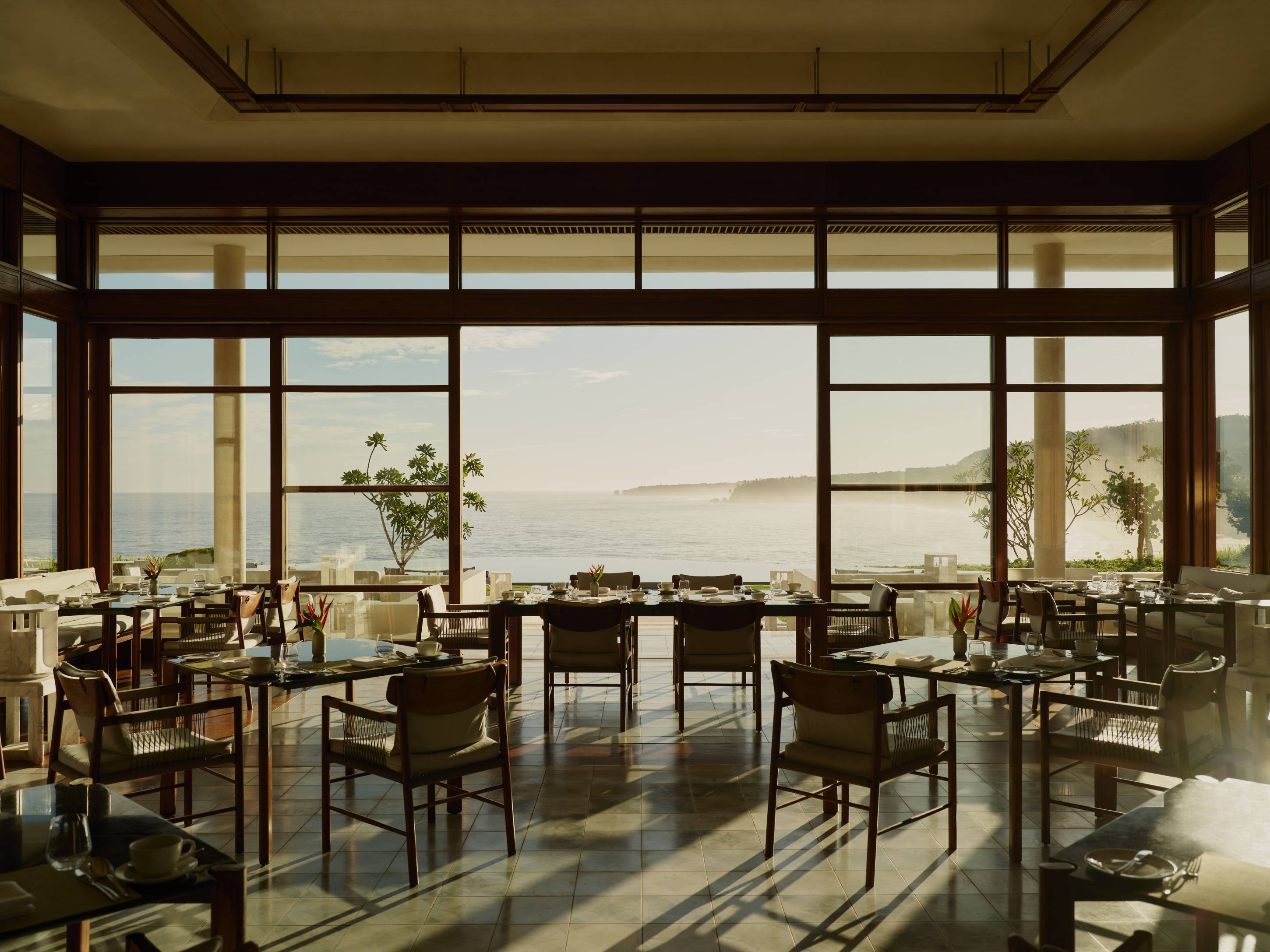 Amanera Dominikanische Republik Main Restaurant &ndash; Dining-Bereich mit gro&szlig;en Fensterfronten und weitem Blick auf die Bucht | nova-reisen
