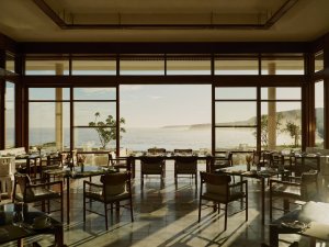 Amanera Dominikanische Republik Main Restaurant – Dining-Bereich mit großen Fensterfronten und weitem Blick auf die Bucht | nova-reisen