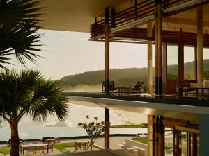 Amanera Dominikanische Republik Lounge Bar – offene Architektur mit Sitzbereichen und Blick auf Meer und Küstenlinie | nova-reisen