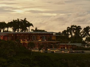 Amanera Dominikanische Republik Resort Exterior – Außenansicht der Anlage bei warmem Abendlicht in tropischer Umgebung | nova-reisen