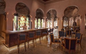Amanjena Morocco Bar Fumoir – Interior mit Bögen, Holztheke und Lounge-Atmosphäre | nova-reisen