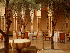 Amanjena Morocco Restaurant – marokkanisches Dinner im Innenhof mit Bäumen und Tischen | nova-reisen