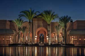 Amanjena Morocco – Resort bei Nacht am Bassin mit Palmen | nova-reisen
