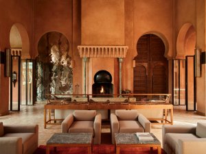 Amanjena Morocco – Interior Arrival mit Bögen, Lounge und warmem Licht | nova-reisen