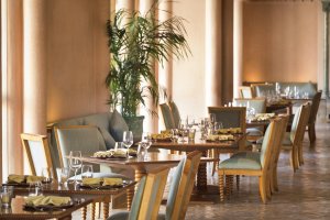 Amanjena Morocco Japanese Restaurant – heller Speiseraum mit eleganter Bestuhlung und Pflanzen | nova-reisen