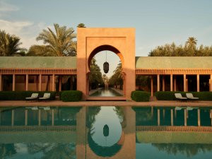 Amanjena Morocco Main Pool – Hauptpool mit Pavillon, Symmetrie und Spiegelung im Wasser | nova-reisen