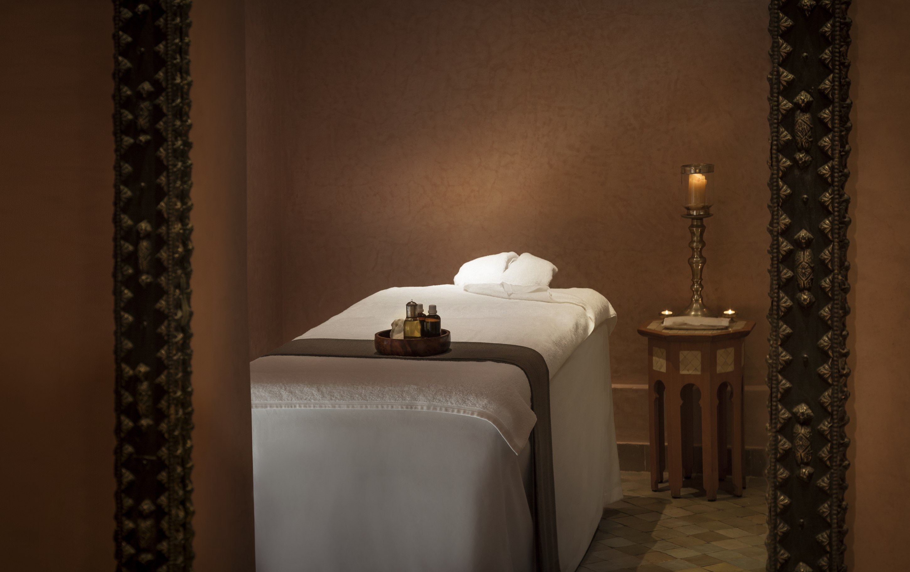 Amanjena Morocco Spa &ndash; Massage Room mit Behandlungsliege, Kerzenlicht und ruhiger Atmosph&auml;re | nova-reisen
