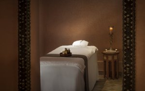 Amanjena Morocco Spa – Massage Room mit Behandlungsliege, Kerzenlicht und ruhiger Atmosphäre | nova-reisen