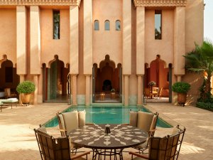 Amanjena Morocco – Maison Jardin mit Outdoor Seating im Innenhof, Tischen und warmen Farben | nova-reisen