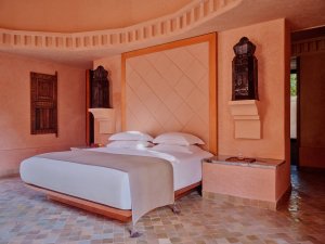 Amanjena Morocco – Pavilion Zimmer mit Doppelbett, Stuck und warmen Erdtönen | nova-reisen