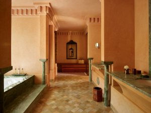 Amanjena Morocco – Pavilion Badezimmer mit Doppelwaschtisch, Naturstein und Bögen | nova-reisen