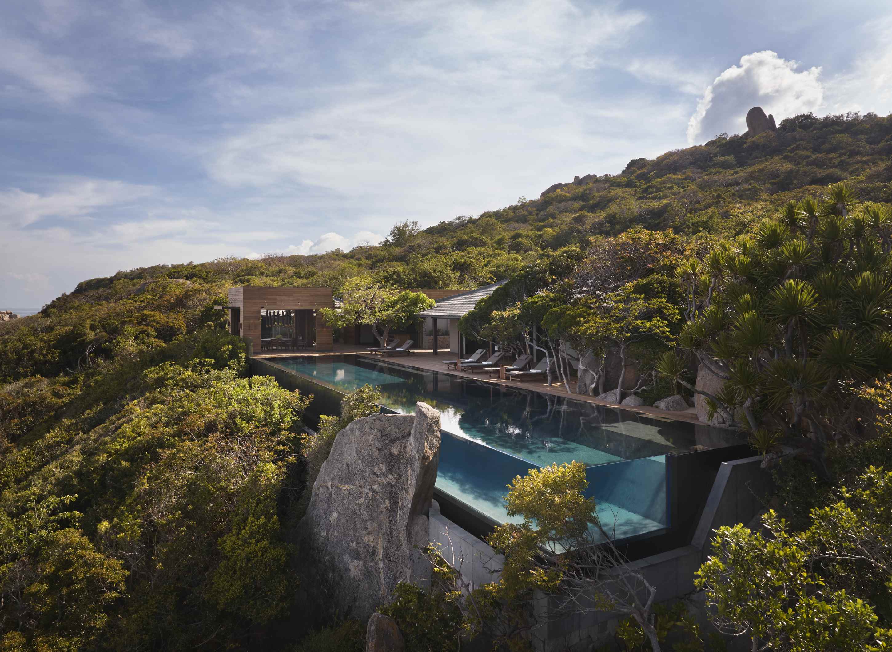 Amanoi Vietnam Ocean Pool Residence – privater Pool in Hanglage mit Blick über grüne Hügel und Küstenlandschaft | nova-reisen