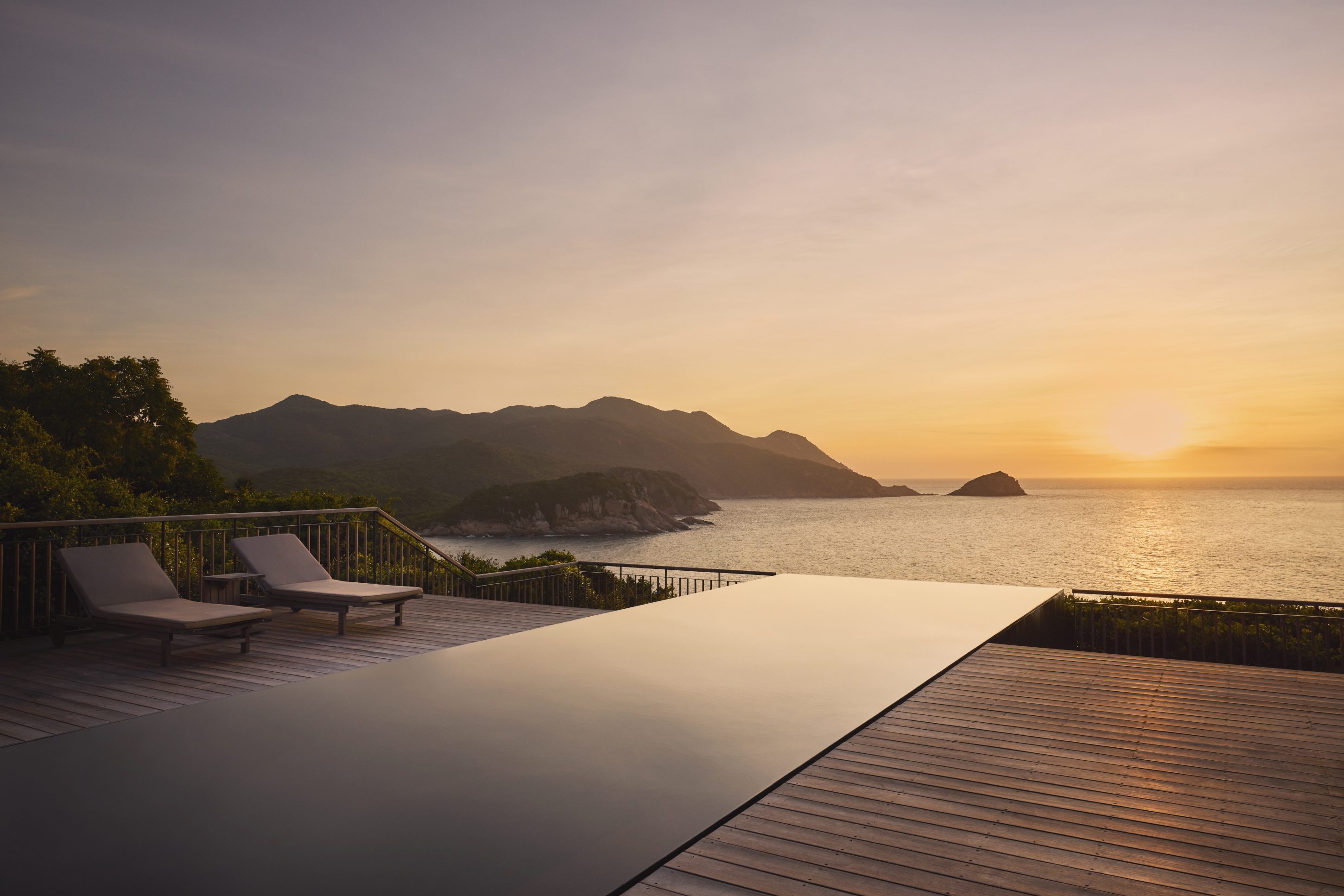 Amanoi Vietnam Ocean Pool Villa – Infinity-Pool bei Sonnenaufgang mit Blick auf die Bucht und die Berge im Morgenlicht | nova-reisen