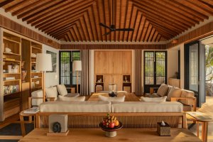 Amanoi Vietnam Ocean Pool Residence – Living Pavilion Interior mit Holzdecke, Lounge-Bereich und offener, heller Architektur | nova-reisen