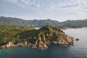 Amanoi Vietnam Aerial View – Luftaufnahme der Resortlage an der Küste mit Bergen, Bucht und türkisblauem Meer | nova-reisen